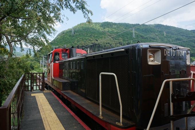 鉄道乗車記録の写真:乗車した列車(外観)(10)        「国鉄DE10形ディーゼル機関車1104」