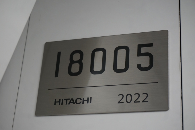 鉄道乗車記録の写真:車両銘板(3)        「東京メトロ 18005
日立2022」