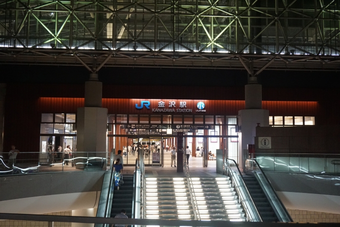 鉄道乗車記録の写真:駅舎・駅施設、様子(15)        「金沢駅入口」