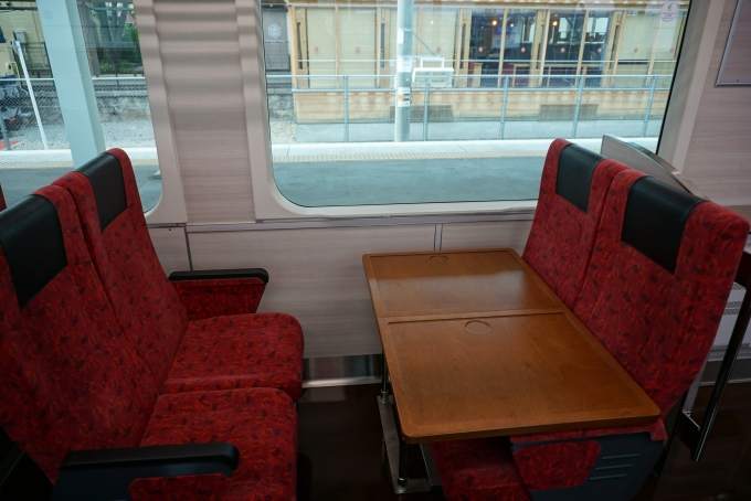 鉄道乗車記録の写真:車内設備、様子(8)        「しなの鉄道 クモハSR111-102
座席、テーブル有」