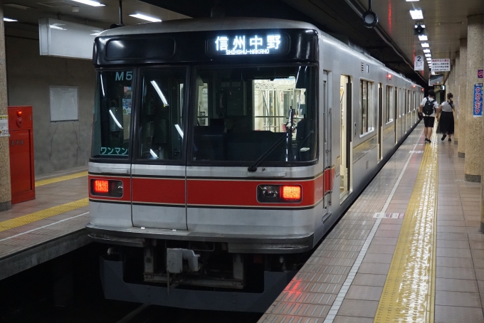 鉄道乗車記録の写真:乗車した列車(外観)(4)        「乗車前に撮影
前面のラインは赤に変更しましたが、サイドのラインは東京メトロ日比谷線カラーの灰色で変わらないです。」
