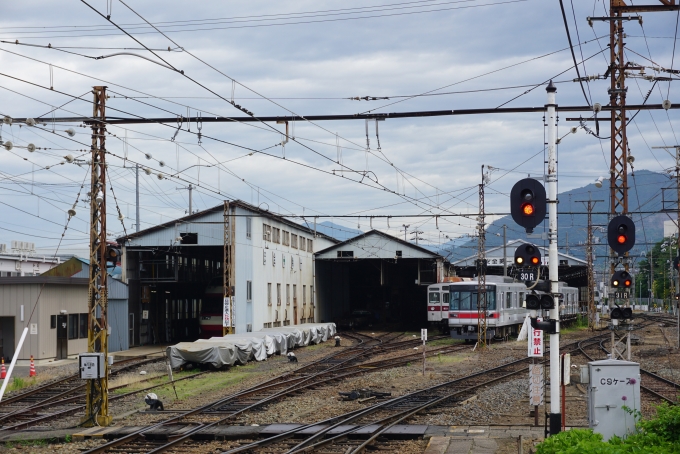 鉄道乗車記録の写真:駅舎・駅施設、様子(6)        「須坂駅の車庫」