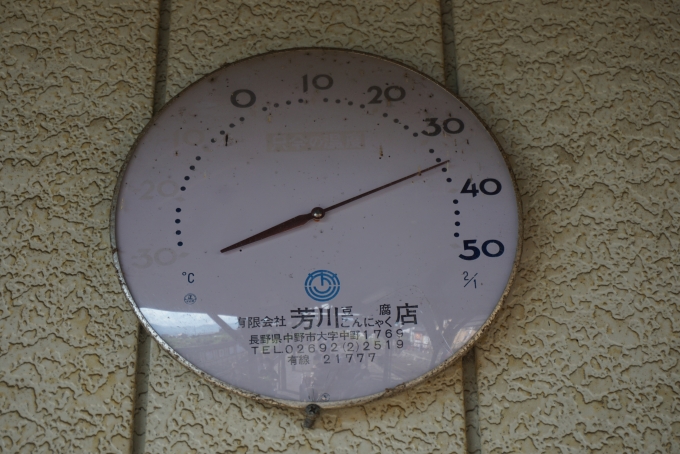 鉄道乗車記録の写真:駅舎・駅施設、様子(3)        「小布施駅の温度計」