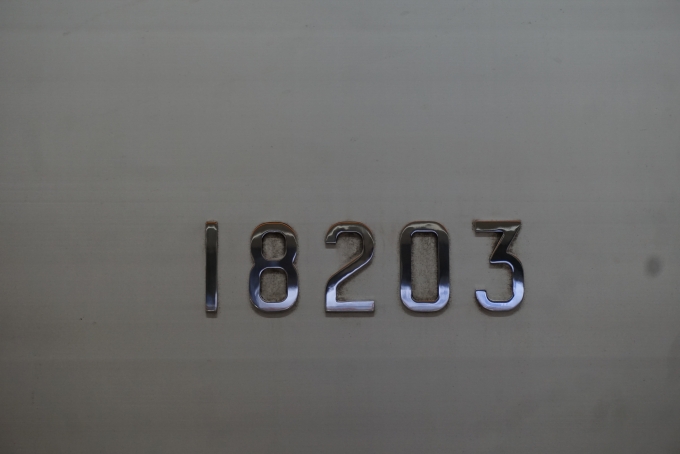 鉄道乗車記録の写真:車両銘板(3)        「東京メトロ 18203」