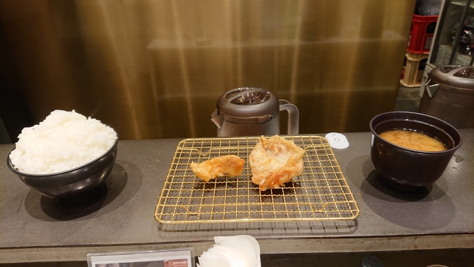 鉄道乗車記録の写真:旅の思い出(16)        「博多天ぷらたかお竹芝店の豚肉と魚、ご飯と味噌汁」
