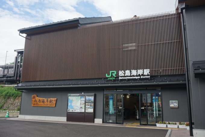 鉄道乗車記録の写真:駅舎・駅施設、様子(17)        「松島海岸駅駅舎左側」