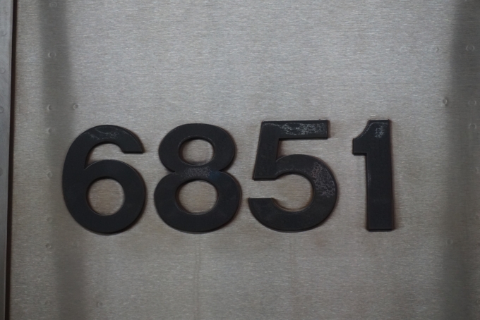 鉄道乗車記録の写真:車両銘板(6)        「名古屋市交通局 6851」
