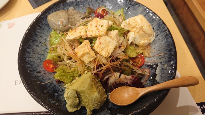 鉄道乗車記録の写真:旅の思い出(24)        「海鮮料理つじ平の三色サラダ800円」