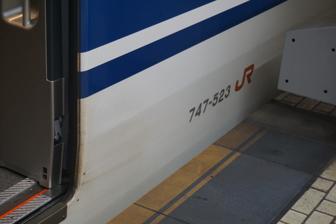 鉄道乗車記録の写真:車両銘板(12)        「JR東海 747-523」