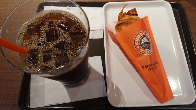 鉄道乗車記録の写真:旅の思い出(3)        「サンマルクカフェで注文したアイスコーヒーMサイズとチョコクロ」
