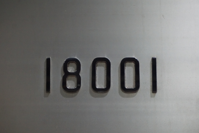 鉄道乗車記録の写真:車両銘板(2)        「東京メトロ 18001」