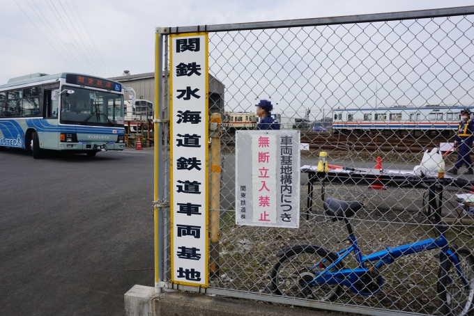 鉄道乗車記録の写真:旅の思い出(8)        「水海道駅から無料シャトルバスで関東鉄道水海道鉄道車両基地に移動」