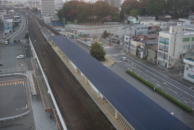 鉄道乗車記録の写真:駅舎・駅施設、様子(1)        「宿泊したホテルから本八戸駅ホームを撮影」