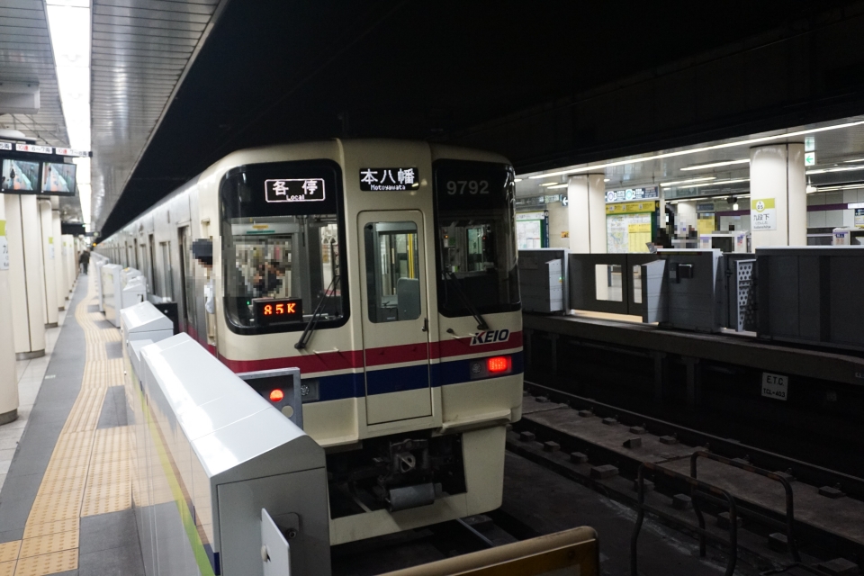 鉄道乗車記録「新宿駅から九段下駅」乗車した列車(外観)の写真(2) by トレイン 撮影日時:2022年11月23日