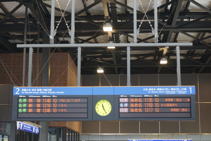 鉄道乗車記録の写真:駅舎・駅施設、様子(2)        「羽沢横浜国大駅１と２番線案内」