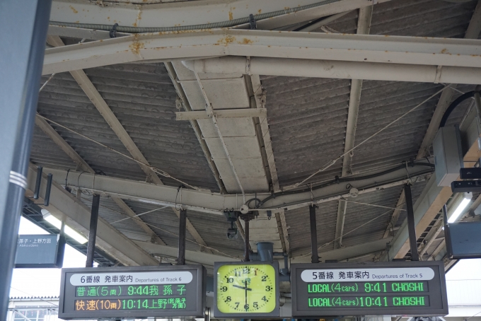 鉄道乗車記録の写真:駅舎・駅施設、様子(1)        「成田駅5と6番線発車案内」