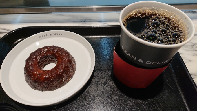 鉄道乗車記録の写真:旅の思い出(5)        「電車に乗る前、DEAN & DELUCAカフェ羽田空港で注文したブレンドコーヒーMとカヌレ」