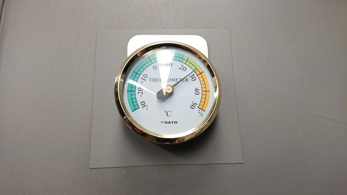 鉄道乗車記録の写真:車内設備、様子(11)        「車内に設置されている温度計」