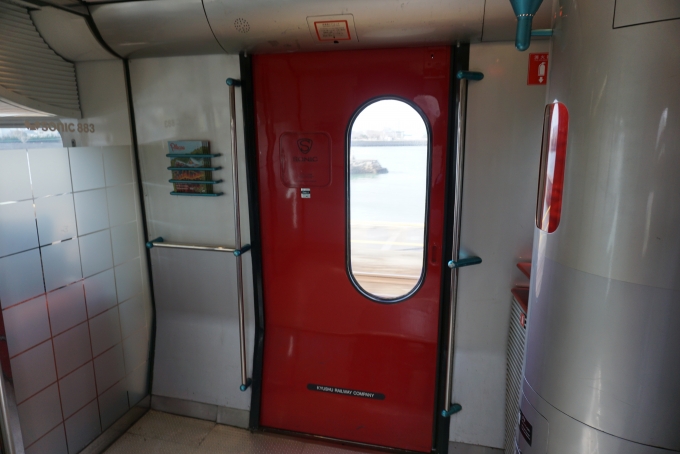 鉄道乗車記録の写真:車内設備、様子(29)        「赤いドア」