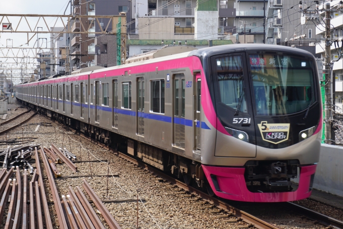 鉄道乗車記録の写真:乗車した列車(外観)(1)          「京王電鉄 5731
京王電鉄「KEIO LINER 5th ANNIVERSARY」ヘッドマーク」