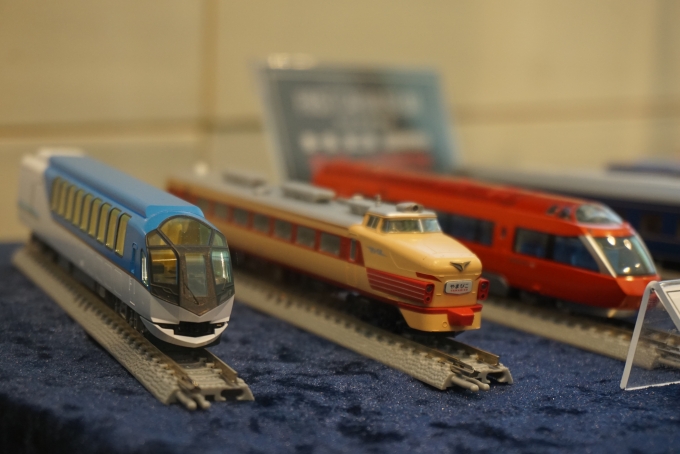 鉄道乗車記録の写真:旅の思い出(9)        「左から
近畿日本鉄道50000系「しまかぜ」、485系「やまびこ」、
小田急ロマンスカー70000形GSE車」