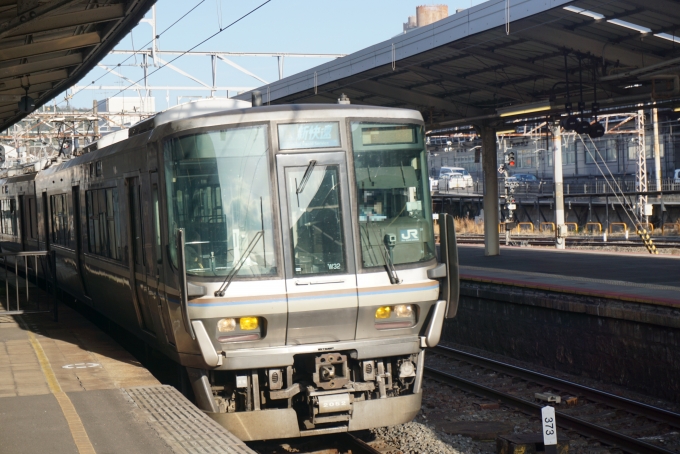 鉄道乗車記録の写真:乗車した列車(外観)(3)        「JR西日本 クハ222-2052
乗車前に撮影」