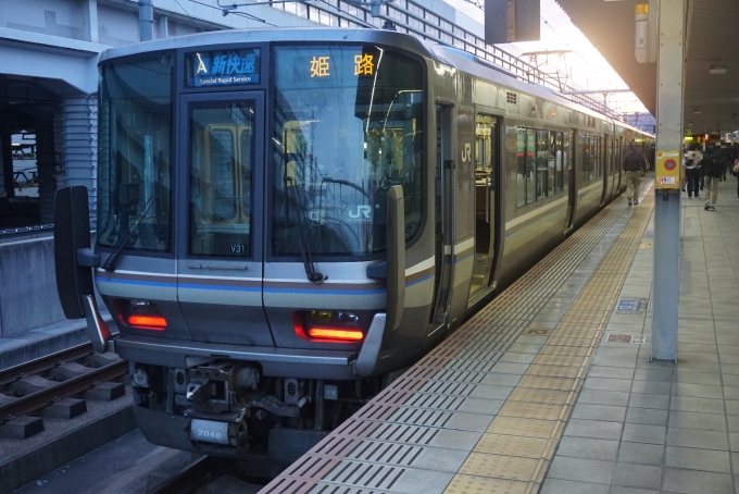 鉄道乗車記録の写真:乗車した列車(外観)(11)        「JR西日本 クモハ223-2048
降車後に撮影」