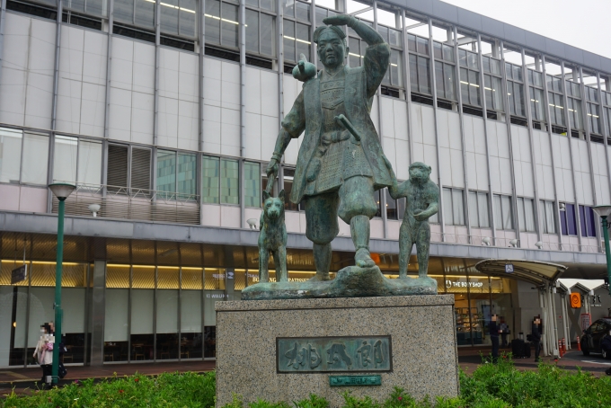 鉄道乗車記録の写真:旅の思い出(53)        「岡山駅前にある桃太郎像」