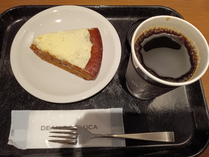 鉄道乗車記録の写真:旅の思い出(9)        「DEAN & DELUCAカフェ新宿NEWoMan店で注文したキャロットケーキとブレンドコーヒーMサイズ」