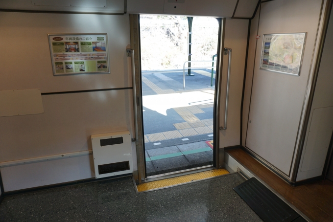 鉄道乗車記録の写真:車内設備、様子(7)        「JR東日本 モハ485-704出入口」