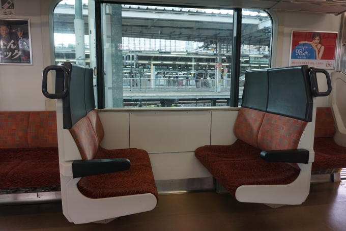 鉄道乗車記録の写真:車内設備、様子(5)        「JR東日本 モハE530-23
セミクロスシート車内」