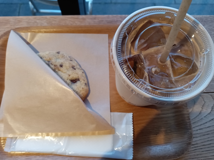 鉄道乗車記録の写真:旅の思い出(13)        「コーヒーキヨスクで注文したカフェラテとチョコチップクッキー」