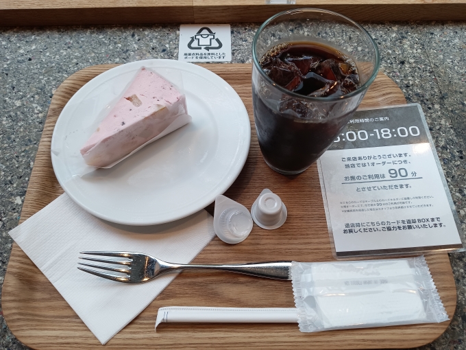 鉄道乗車記録の写真:旅の思い出(7)        「エクシオールカフェ笹塚南口店で注文したアイスコーヒーと桃のアイスケーキ」
