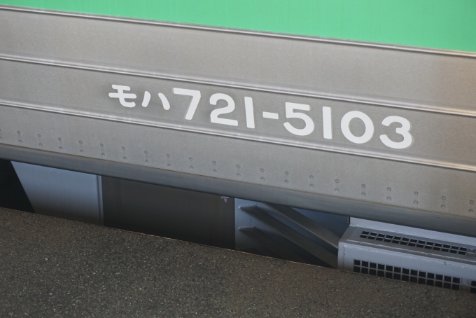 鉄道乗車記録の写真:車両銘板(3)        「JR北海道 モハ721-5103」