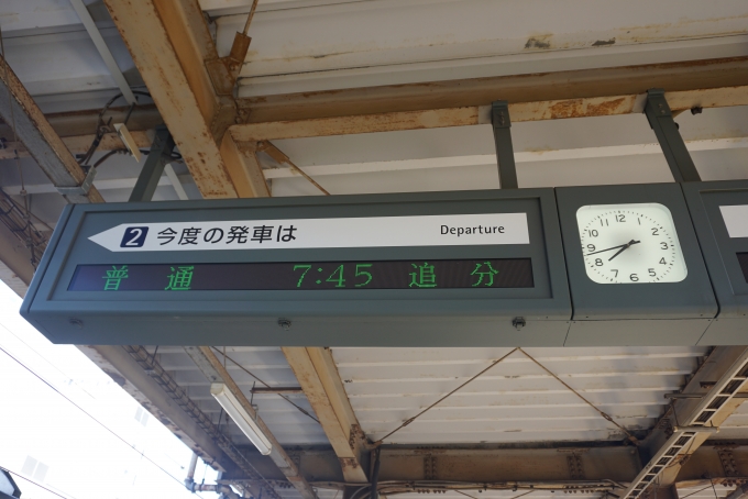鉄道乗車記録の写真:駅舎・駅施設、様子(2)        「千歳駅2番線案内」