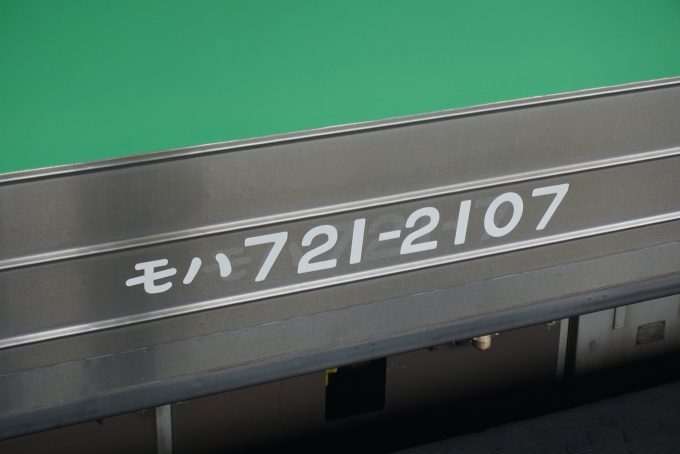 鉄道乗車記録の写真:車両銘板(8)        「JR北海道 モハ721-2107」