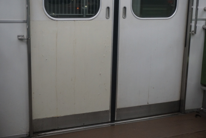 鉄道乗車記録の写真:車内設備、様子(4)        「東武鉄道 モハ15655
左側のドアに汚れがあるように見られます。」