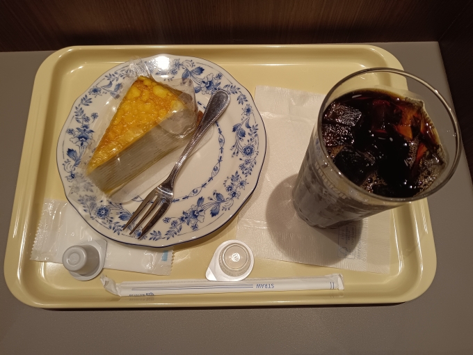 鉄道乗車記録の写真:旅の思い出(7)        「ドトールコーヒー新宿京王モール店で注文したアイスコーヒーとミルクレープ」