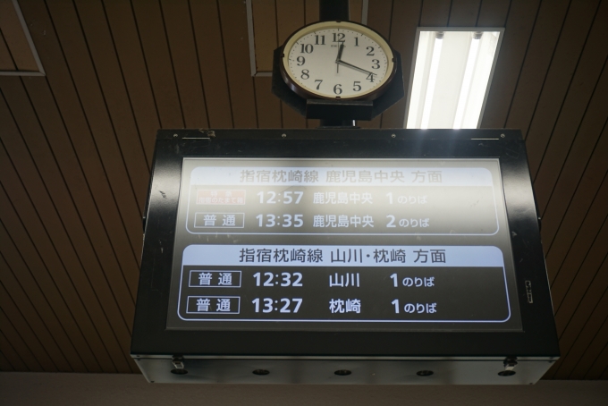 鉄道乗車記録の写真:駅舎・駅施設、様子(5)        「指宿駅発車案内」
