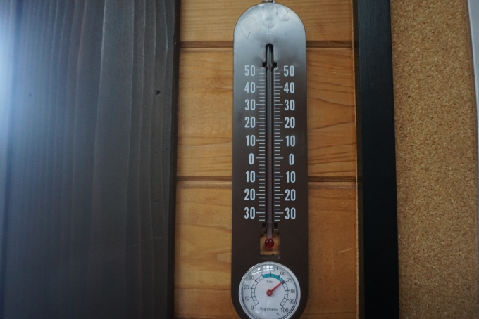 鉄道乗車記録の写真:駅舎・駅施設、様子(37)        「枕崎駅舎にある温度計」