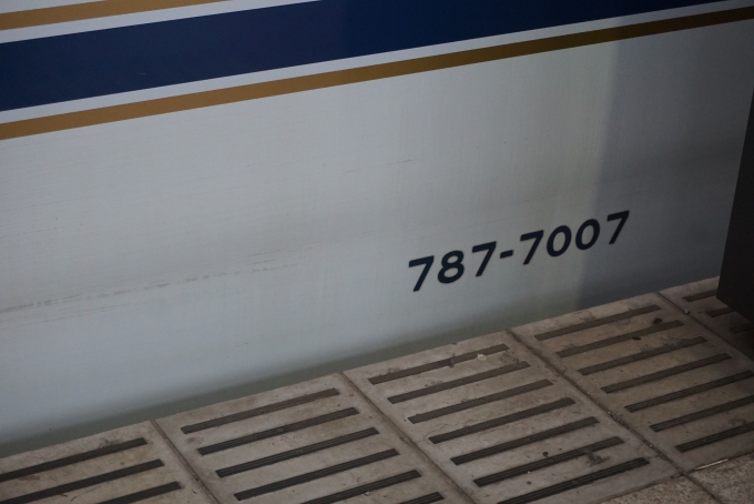 鉄道乗車記録の写真:車両銘板(16)        「JR西日本 787-7007」