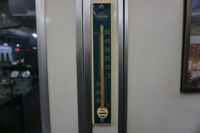 鉄道乗車記録の写真:車内設備、様子(8)        「JR九州 クハ103-1517車内にある温度計」
