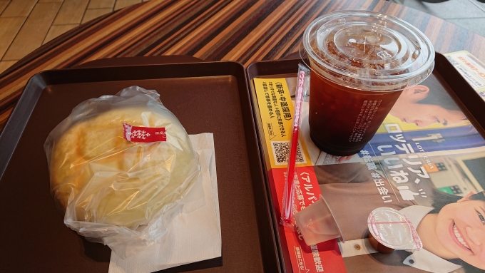 鉄道乗車記録の写真:旅の思い出(8)        「上野公園ルエノ店、パンやさんで購入した北海道メロンパンとロッテリアで購入したアイスコーヒー」