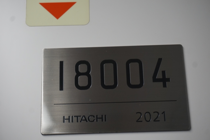 鉄道乗車記録の写真:車両銘板(2)        「東京メトロ 18004」