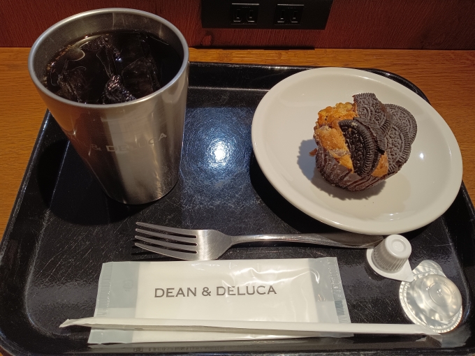 鉄道乗車記録の写真:旅の思い出(16)        「DEAN & DELUCA カフェ 成田空港第１ターミナルで注文した水出しアイスコーヒーとクラッシュチョコレートマフィン」