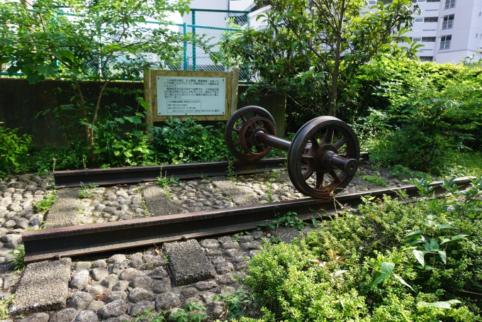 鉄道乗車記録の写真:旅の思い出(7)        「南砂緑道公園にある城東電車のレールと車輪」