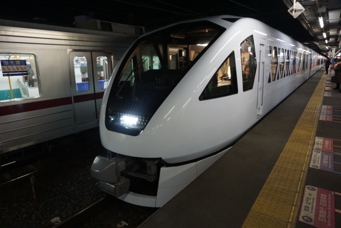鉄道乗車記録の写真:乗車した列車(外観)(32)        「東武鉄道 N102-1
春日部駅の特急電車乗降口は2号車と5号車です。」