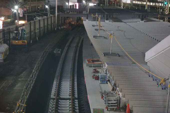 鉄道乗車記録の写真:駅舎・駅施設、様子(33)        「浅草方面仮ホームと線路その1」