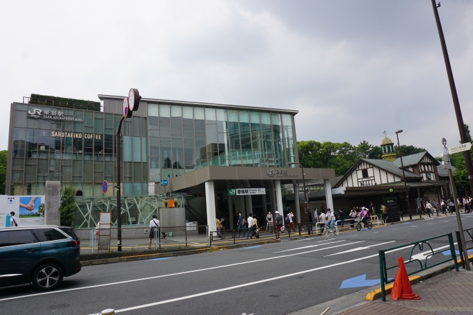 鉄道乗車記録の写真:駅舎・駅施設、様子(5)        「JR原宿駅新駅舎東口と旧駅舎」