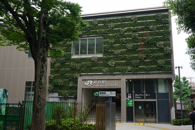 鉄道乗車記録の写真:駅舎・駅施設、様子(8)        「原宿駅西口」